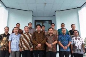 Rektor Uniku berfoto bersama dengan peserta rapat koordinasi bersama terkait Pusat Studi ASEAN.